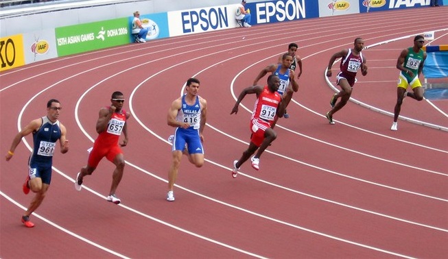 Atleti in partenza su una gara di sprint