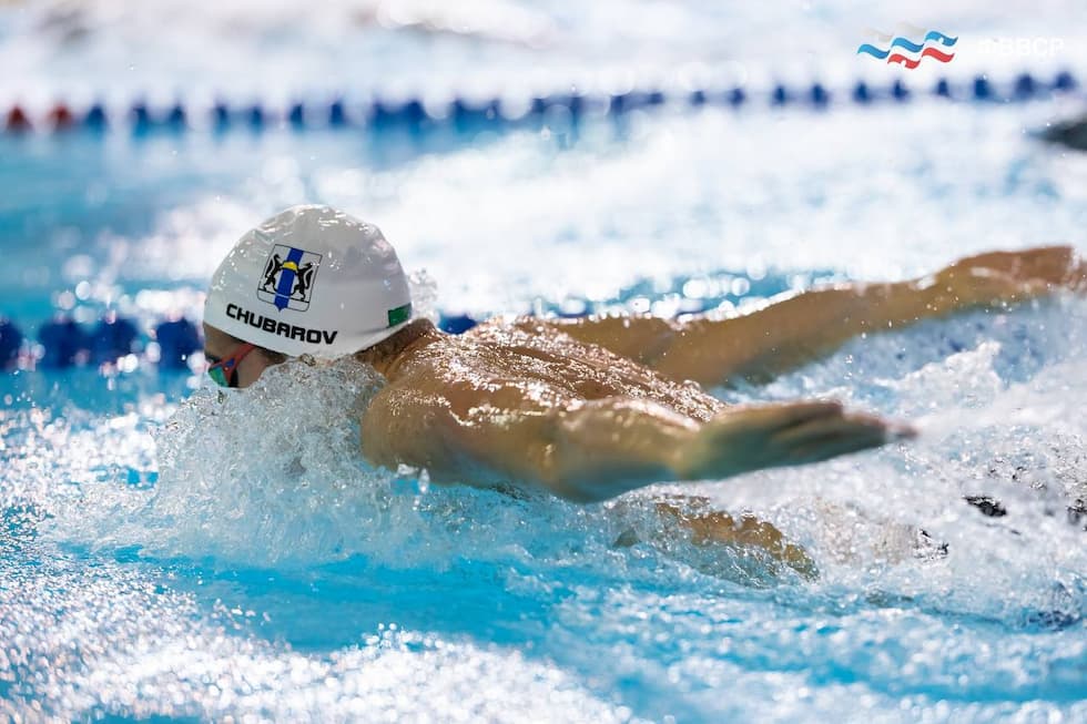 Nuotatrice durante una sessione intensa in piscina